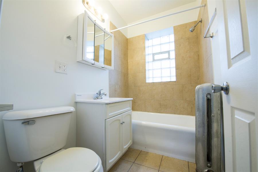 6700 S Indiana Ave Apartments Chicago Bathroom