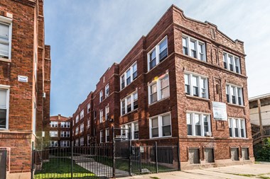 Park Manor Apartments for rent in Chicago | 212 E 69th Pl