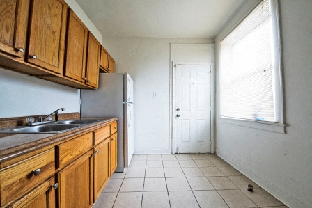 Park Manor Apartments for rent in Chicago | 212 E 69th Pl Kitchen