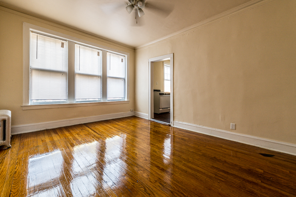 Park Manor Apartments for rent in Chicago | 212 E 69th Pl Living Room