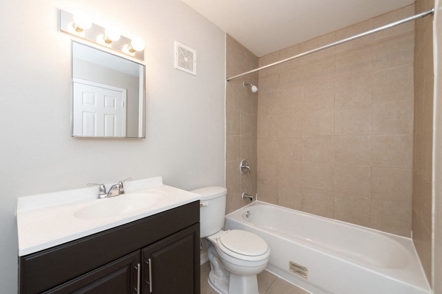 Pangea Groves Apartments Indianapolis Bathroom