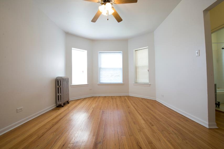 5024 W Quincy St Apartments Chicago Living Room