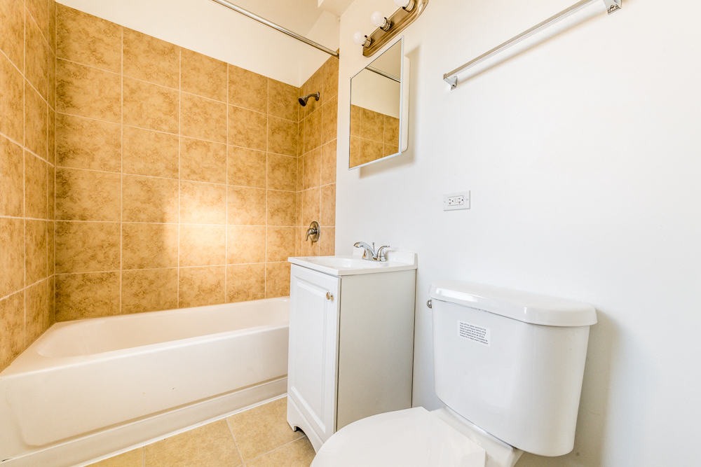 Austin Chicago, IL Apartments for Rent Bathroom | 5100 W Monroe