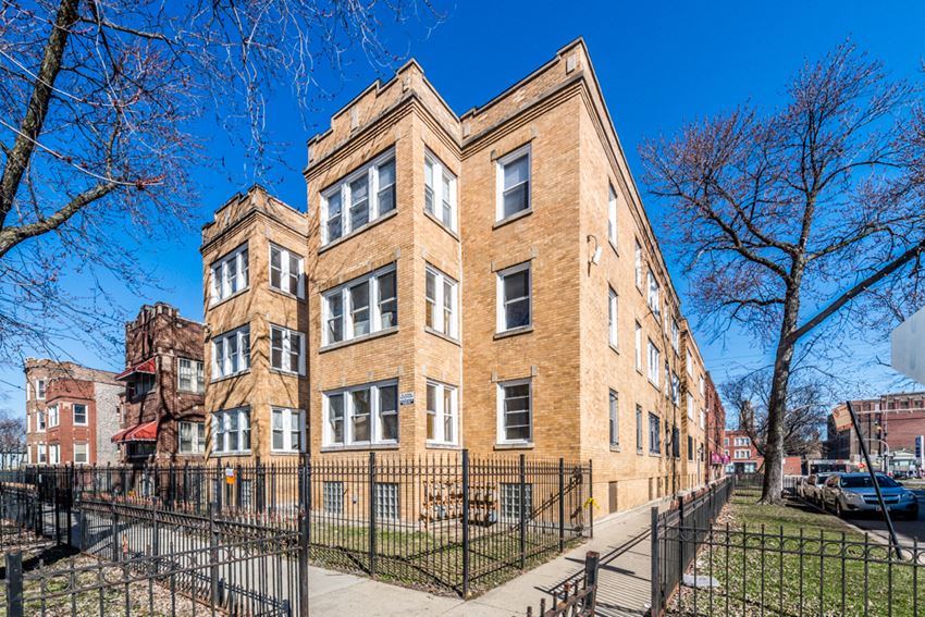 Austin Chicago, IL Apartments for Rent Exterior | 5100 W Monroe - Photo Gallery 1