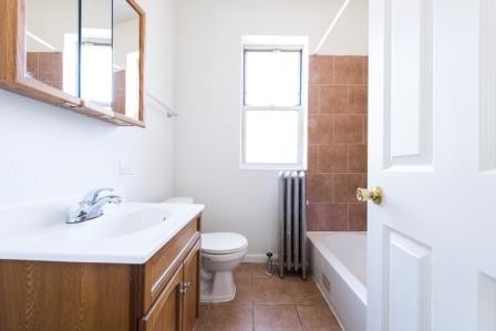 7400 S Yates Blvd Apartments Chicago Bathroom