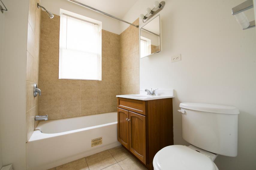 211 E 71st St Apartments Chicago Bathroom