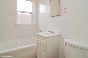 5011 W Maypole Ave Apartments Chicago Bathroom - Photo Gallery 6
