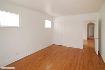 5011 W Maypole Ave Apartments Chicago Bedroom - Photo Gallery 5