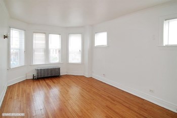 5011 W Maypole Ave Apartments Chicago Living Room - Photo Gallery 2