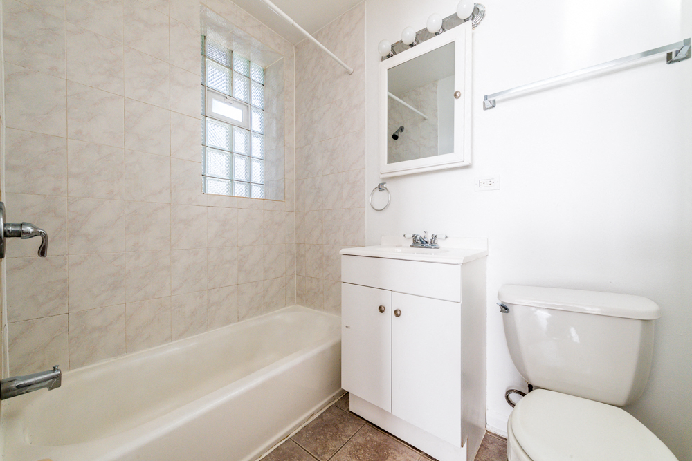 Auburn Gresham Chicago Apartments for Rent | 543 W 74th St Bathroom