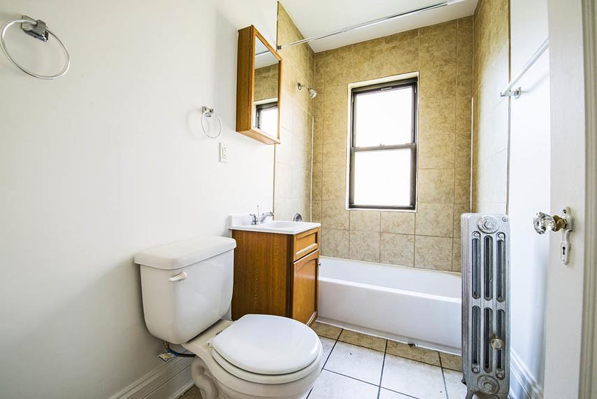 8236 S Maryland Ave Apartments Chicago Bathroom