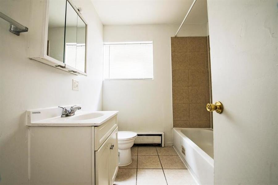 729 N Central Ave Apartments Chicago Bathroom