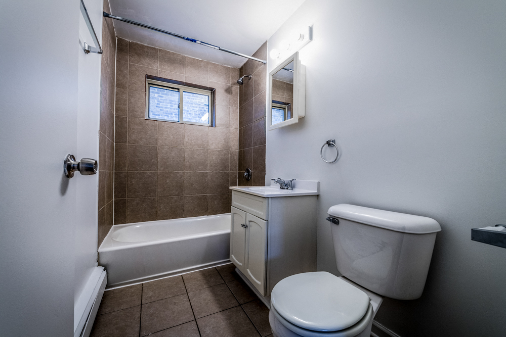 8100 S Drexel Ave Apartments Chicago Bathroom