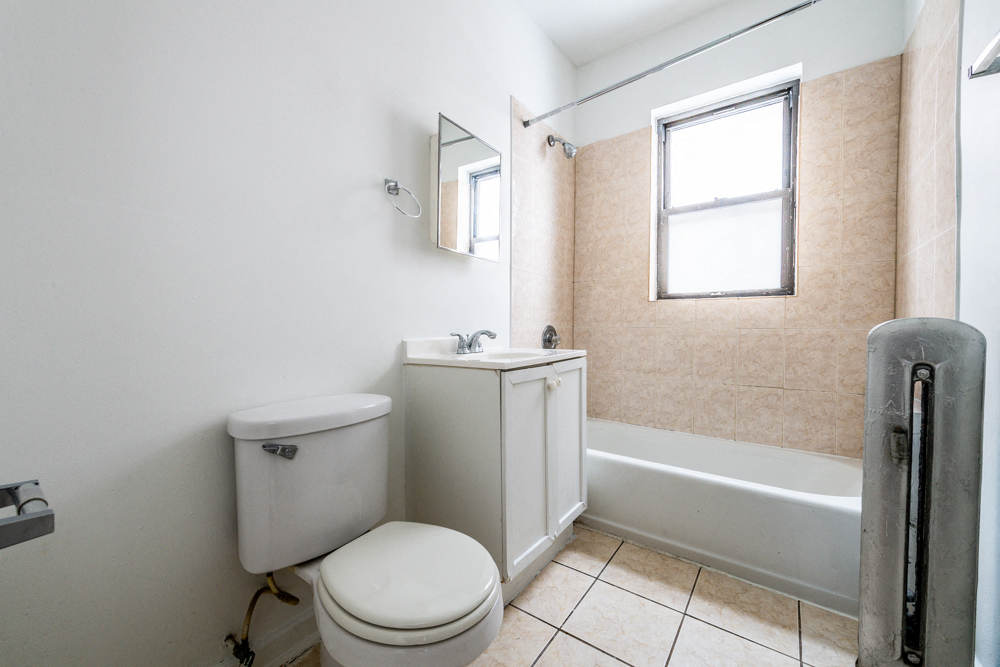 Pangea Auburn Gresham Apartments for rent in Chicago | 8057 S Marshfield Bathroom