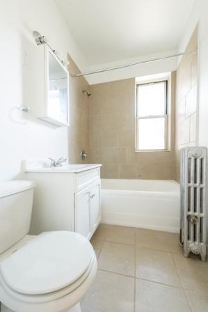 222 E 109th St Apartments Chicago Bathroom