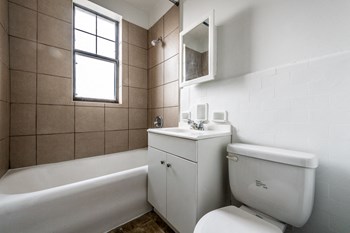 South Shore Apartments for rent in Chicago | 6751 S Jeffery Ave Bathroom - Photo Gallery 10