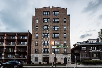 South Shore Apartments for rent in Chicago | 6751 S Jeffery Ave - Photo Gallery 11