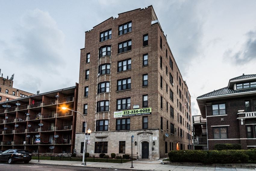South Shore Apartments for rent in Chicago | 6751 S Jeffery Ave - Photo Gallery 1