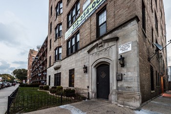 South Shore Apartments for rent in Chicago | 6751 S Jeffery Ave - Photo Gallery 2