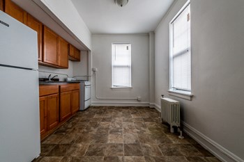 South Shore Apartments for rent in Chicago | 6751 S Jeffery Ave Kitchen - Photo Gallery 7