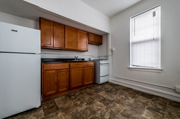 South Shore Apartments for rent in Chicago | 6751 S Jeffery Ave Kitchen - Photo Gallery 6