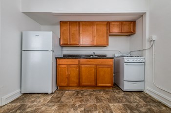 South Shore Apartments for rent in Chicago | 6751 S Jeffery Ave Kitchen - Photo Gallery 8