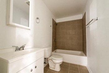 Pangea Lakes 13300 S Indiana Ave Apartments Chicago Bathroom - Photo Gallery 12