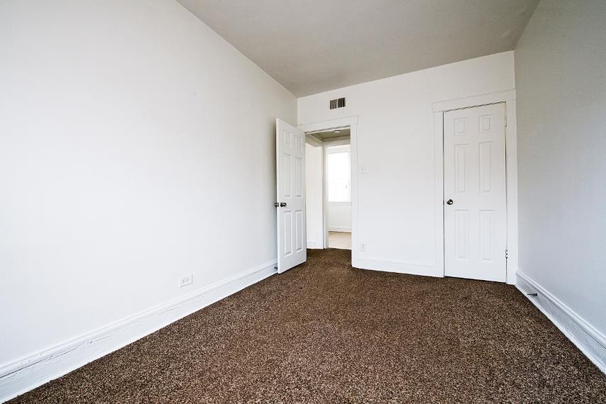 1042 N Leamington Ave Apartments Chicago Bedroom