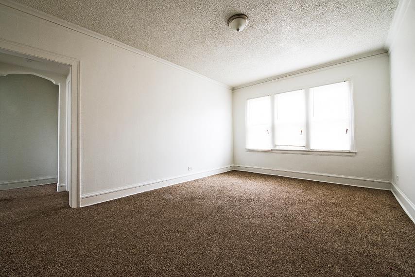 1042 N Leamington Ave Apartments Chicago Living Room