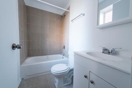 4815 W Monroe St Apartments Chicago Bathroom