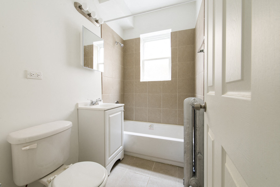 1010 S 2nd Ave Apartments Chicago Bathroom