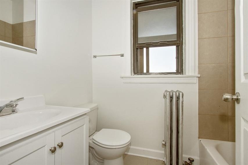 8259 S Elizabeth St Apartments Chicago Bathroom