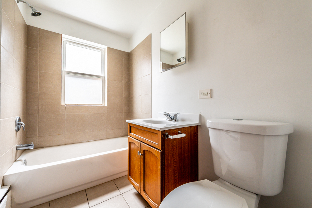 Austin Apartments for rent in Chicago | 5015 W Jackson Blvd Bathroom