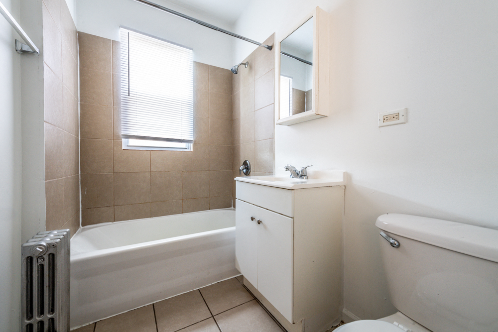 Bathroom 9100 S Dauphin Ave Apartments Chicago