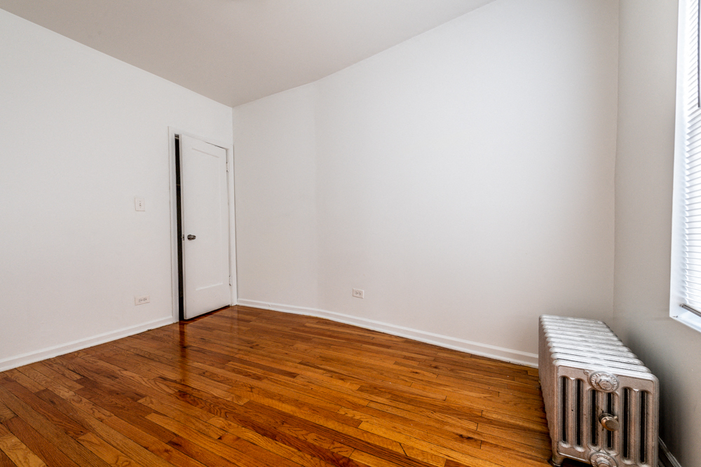 Bedroom 9100 S Dauphin Ave Apartments Chicago