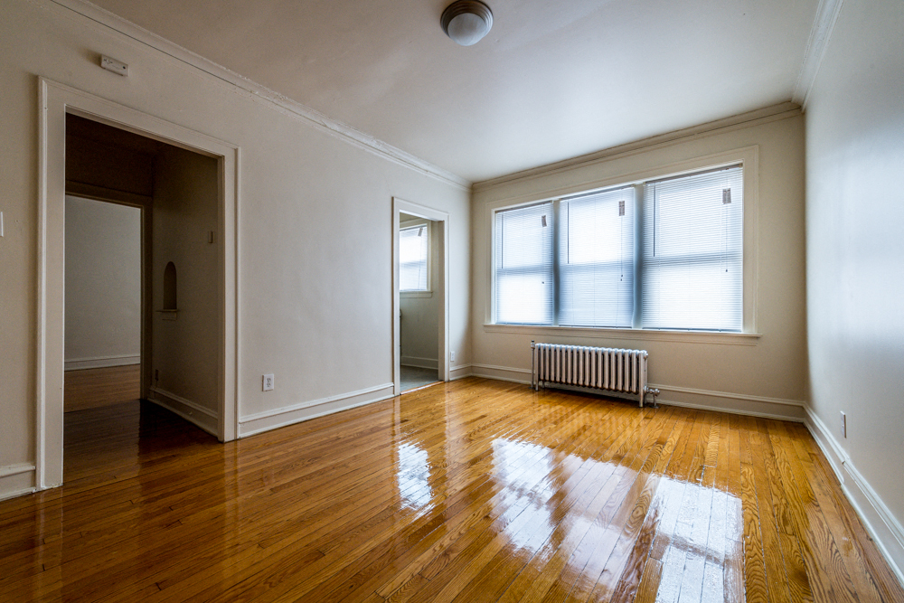 South Shore Apartments for rent in Chicago | 1931 E 71st St Living Room