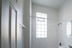 1257 S Christiana Ave Apartments Chicago Bathroom 1257 S Christiana Ave Apartments Chicago Bathroom