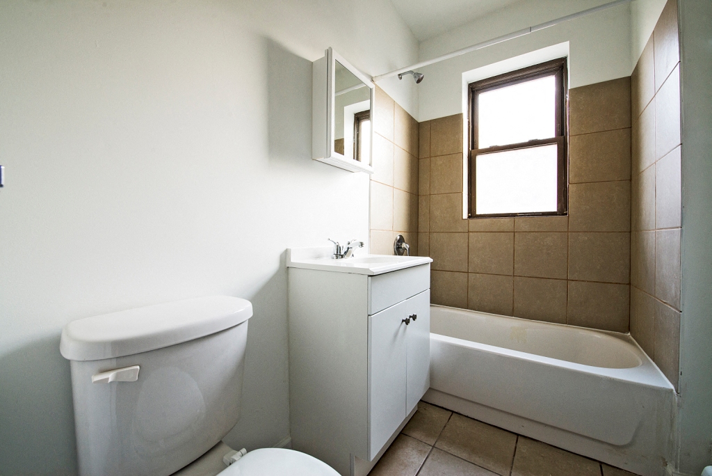 7229 S Yates Blvd Apartments Chicago Bathroom