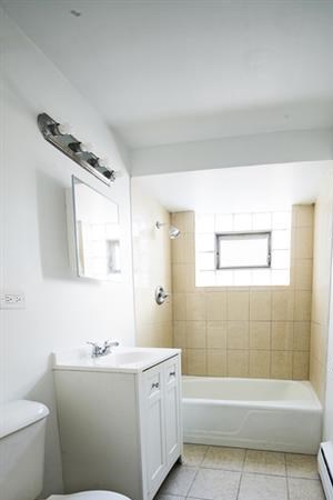 14100 S Tracy Ave Apartments Chicago Bathroom 14100 S Tracy Ave Apartments Chicago Bathroom - Photo Gallery