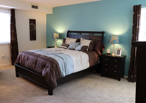 a bedroom with a bed and two night stands with lamps
