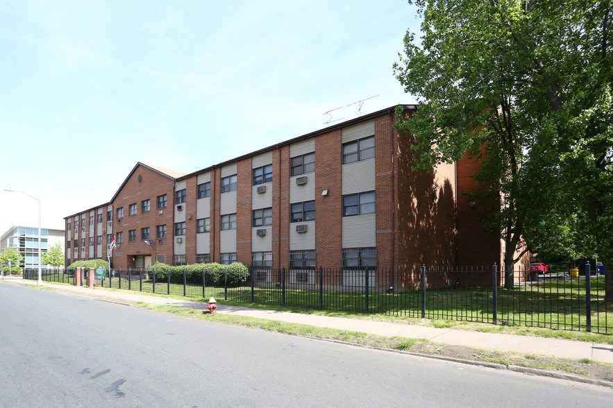 a large brick building on a city street