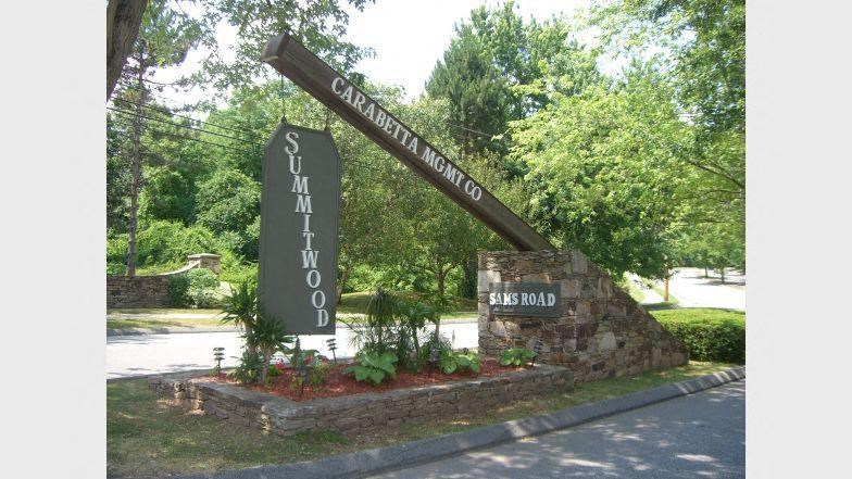 a sign for the street in front of a park