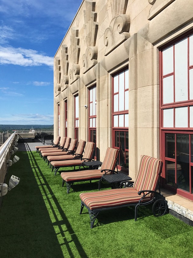 a row of lawn chairs outside of a building