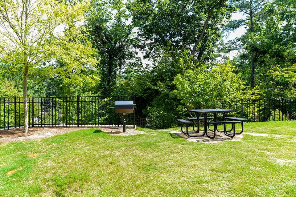 Residences of Chastain picnic area.