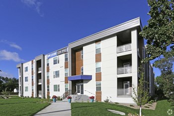 East Front Entrance 1721 3rd Street SW 1-2 Beds Apartment for Rent - Photo Gallery 3