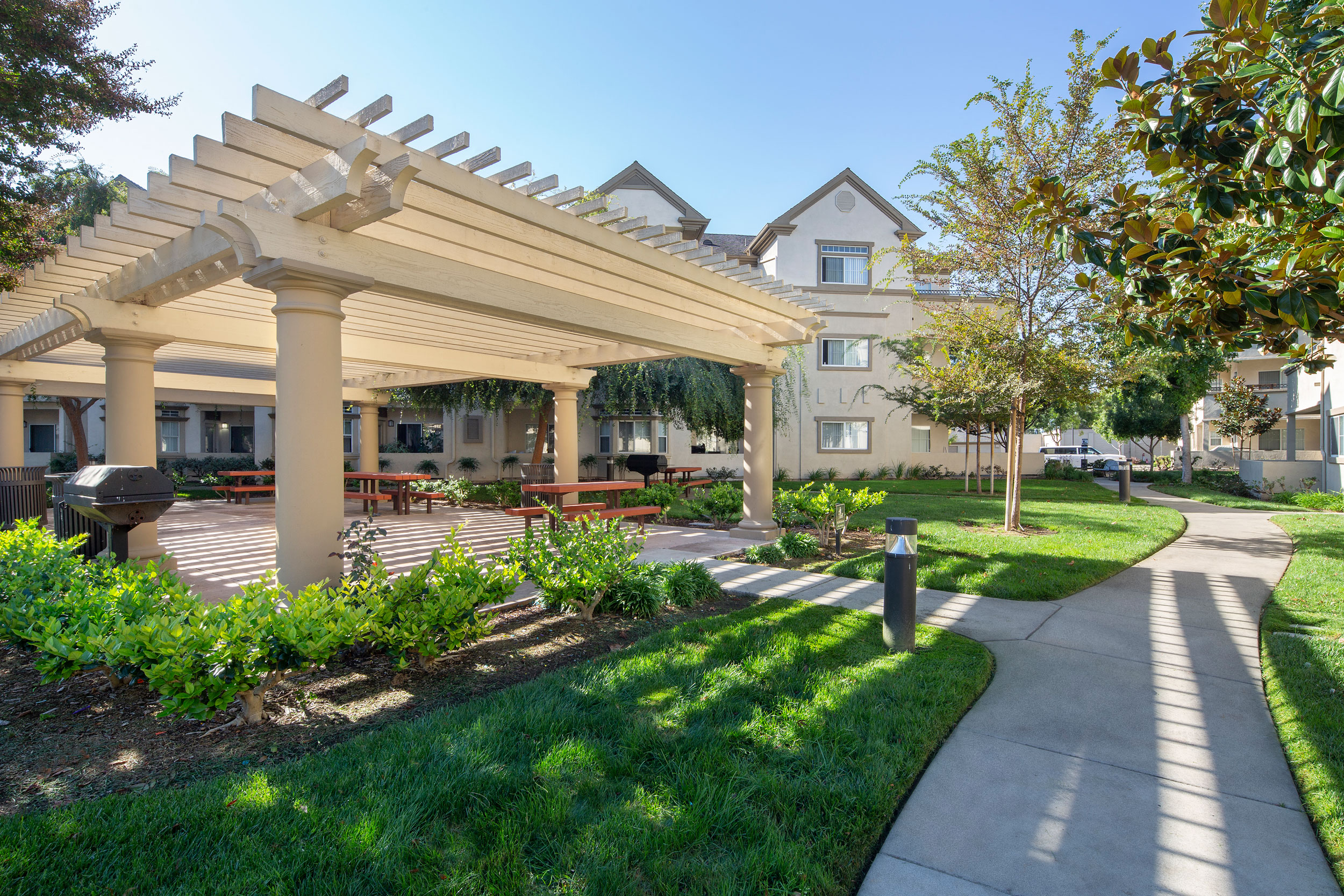 Picnic Area in Apartment Homes at Sycamore Bay in Newark with walkways