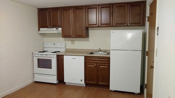 18 East Meadow Lane Studio-2 Beds Apartment for Rent - Photo Gallery 2