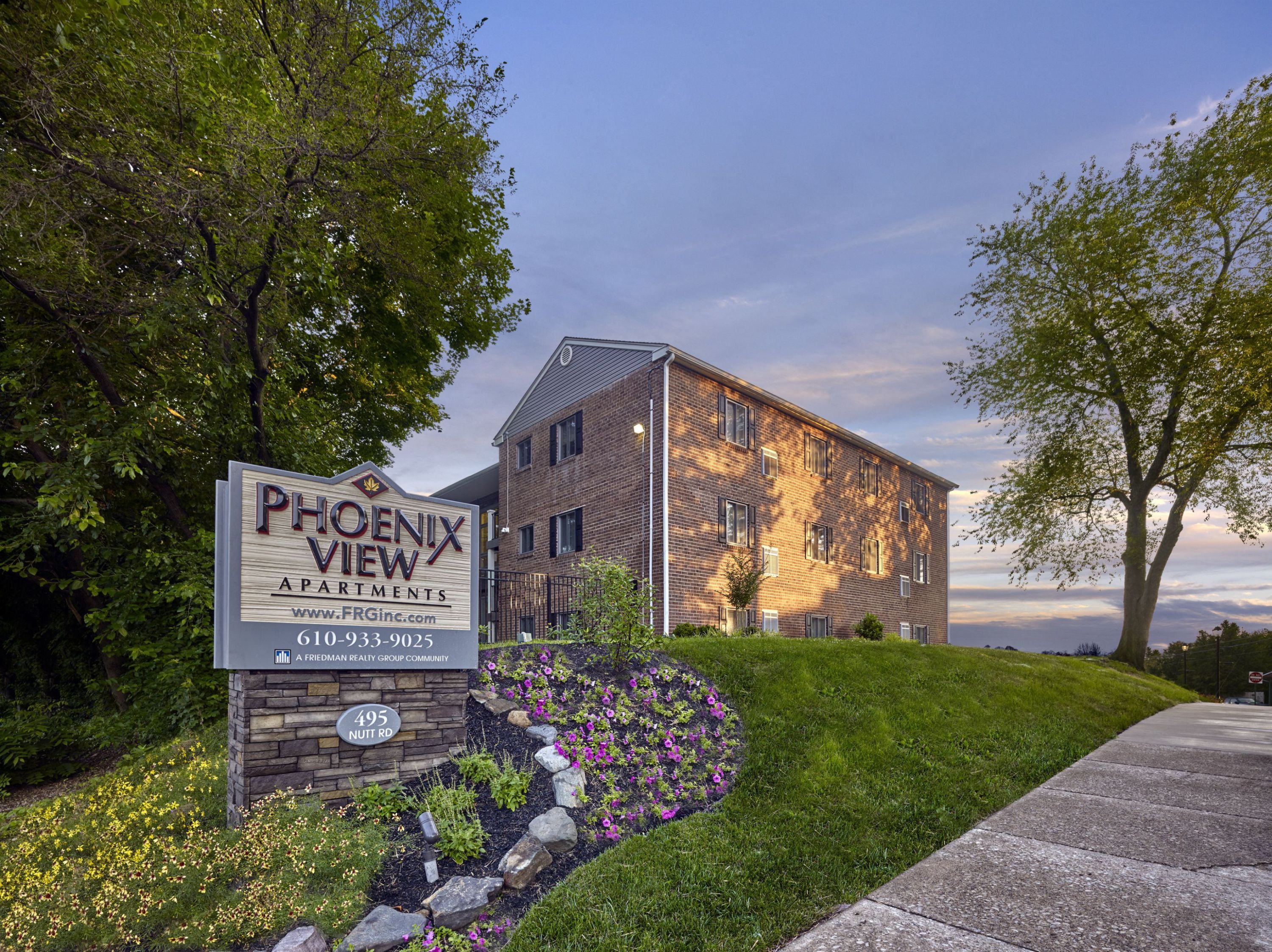 an image of the phoenix view apartments sign in front of the building