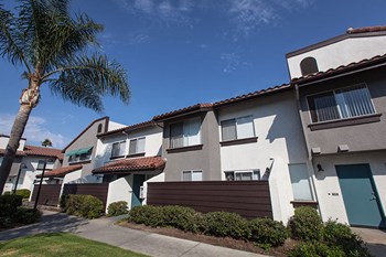 1625 W. Pacific Coast Highway 1-3 Beds Apartment, Townhouse for Rent - Photo Gallery 2
