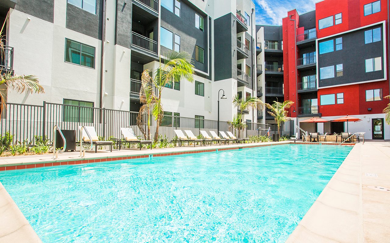 Pool | Motif Apartments For Rent in Woodland Hills, CA 91367
